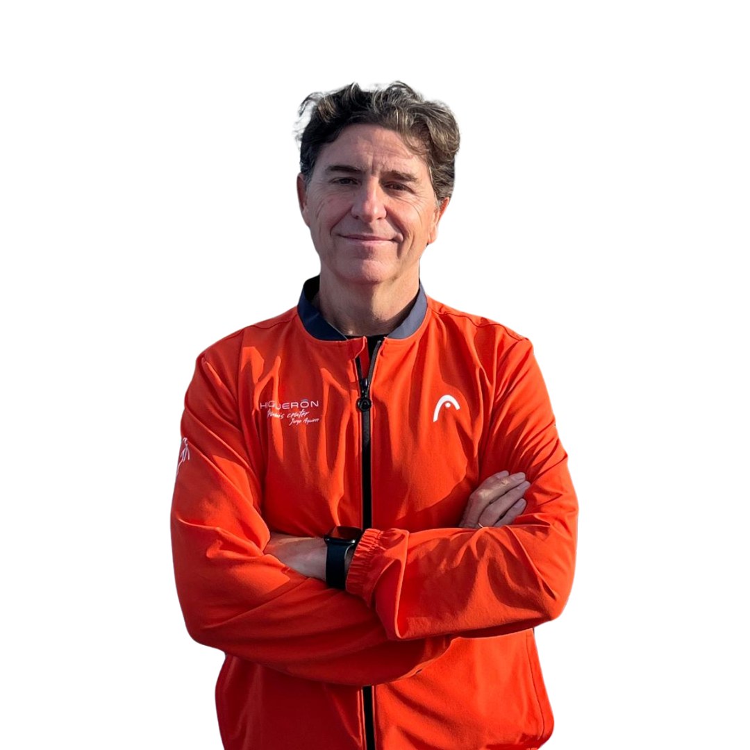 Jorge Aguirre, director, con los brazos cruzados